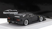 Maqueta en negro mate del Ferrari F40 de Tecnomodel sobre un soporte blanco, ahora disponible en Vroomi.