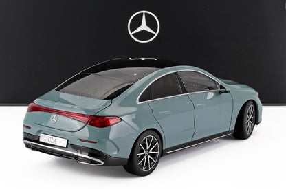 Modelo de coche Mercedes-Benz CLA en verde mate con techo negro, expuesto bajo el logotipo de Mercedes, disponible en Vroomi.
