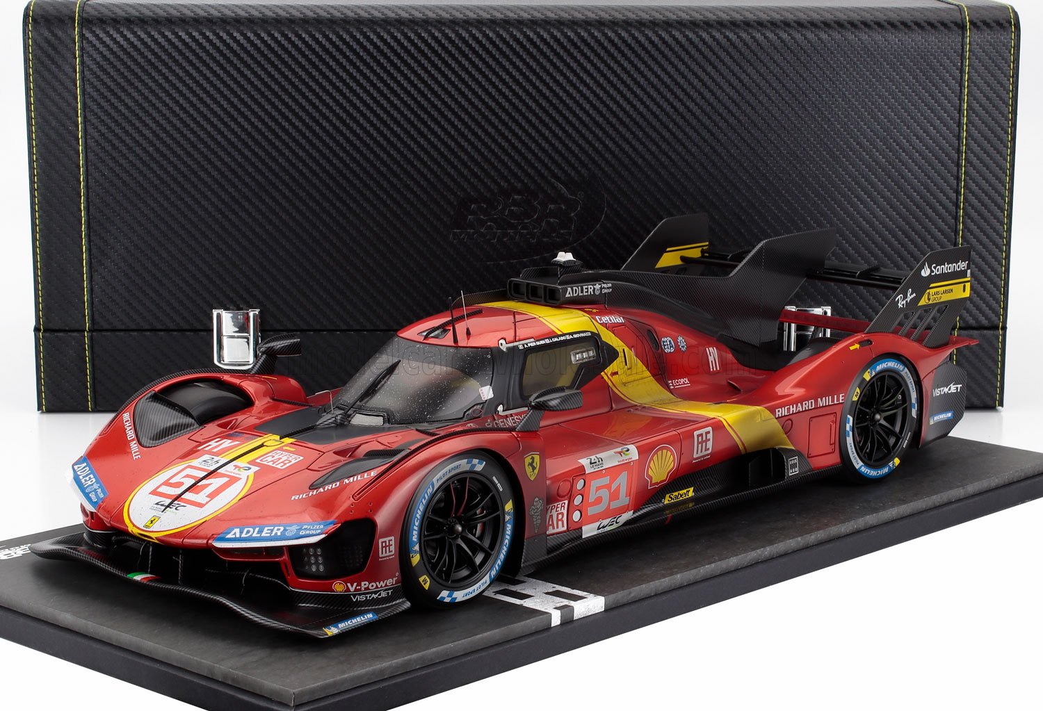 Modelo de coche de carreras Ferrari a escala 1/18 en rojo y amarillo con vitrina, actualmente disponible en línea.