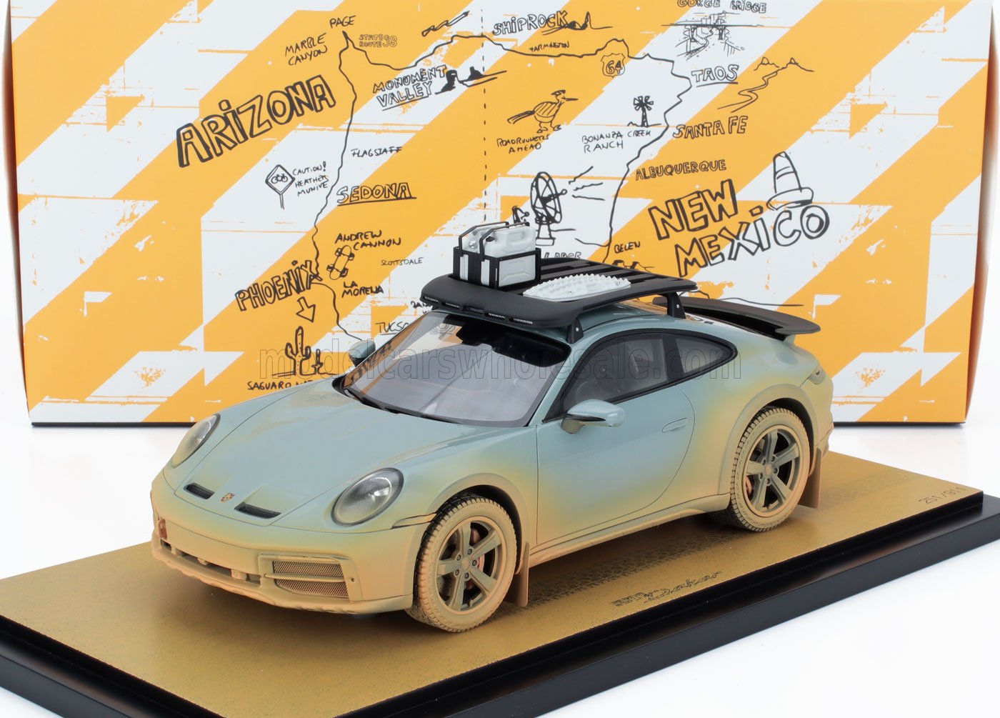 Modelo de coche Porsche verde claro desgastado con portaequipajes y equipamiento, con un mapa de Arizona y Nuevo México como fondo, disponible en Vroomi.