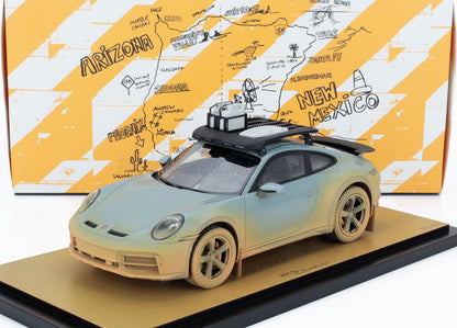 Modelo de coche Porsche verde claro desgastado con portaequipajes y equipamiento, con un mapa de Arizona y Nuevo México como fondo, disponible en Vroomi.