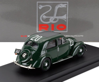 Coche de juguete vintage de color verde oscuro con el número 20, expuesto sobre un soporte negro, ofrecido a través de Vroomi.