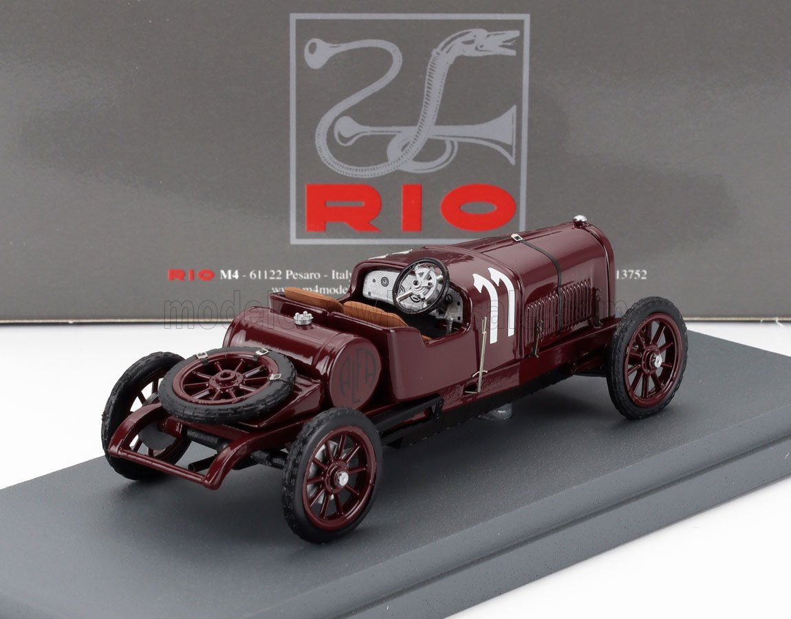 Modelo vintage de coche de carreras granate n.º 11 sobre una base de exposición con la marca Rio al fondo, ofrecido a través de Vroomi.