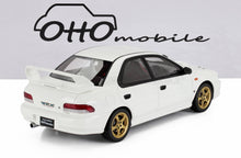 Maqueta a escala del Subaru Impreza WRX STi blanco con llantas doradas, disponible en Vroomi.