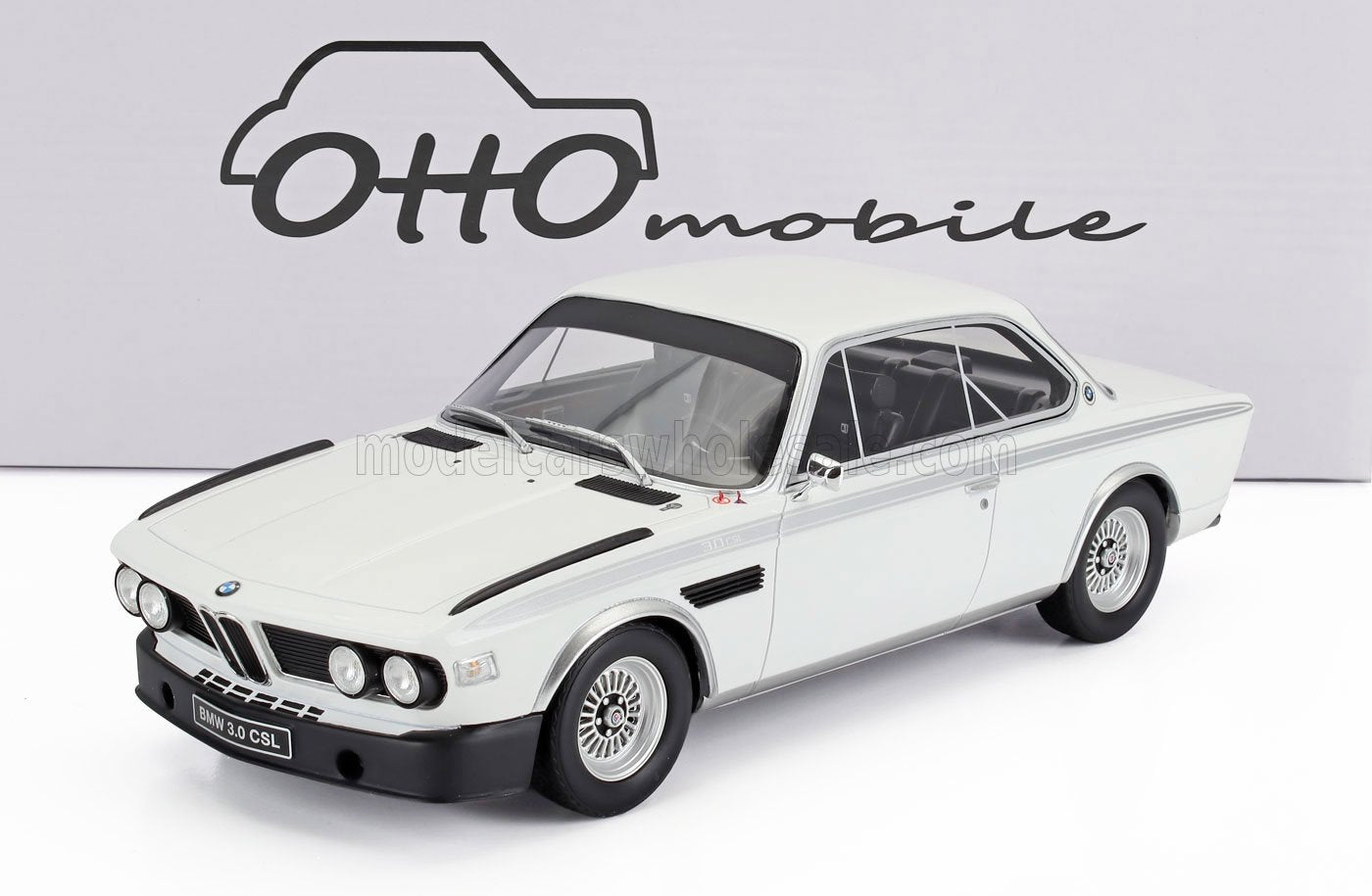 Réplica de coche a escala 1/18 del BMW 3.0 CSL, modelo coleccionable fundido a presión disponible en Vroomi.