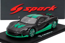 Maqueta de coche Rimac Nevera en escala 1/43, en negro y verde, fabricada por Spark, presentada en su embalaje original y disponible en Vroomi.