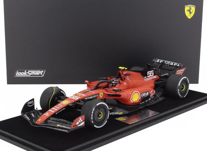 Modelo de coche de Fórmula 1 Ferrari SF-23 rojo con el número 55, marcas detalladas, sobre base de exposición, disponible a través de Vroomi.