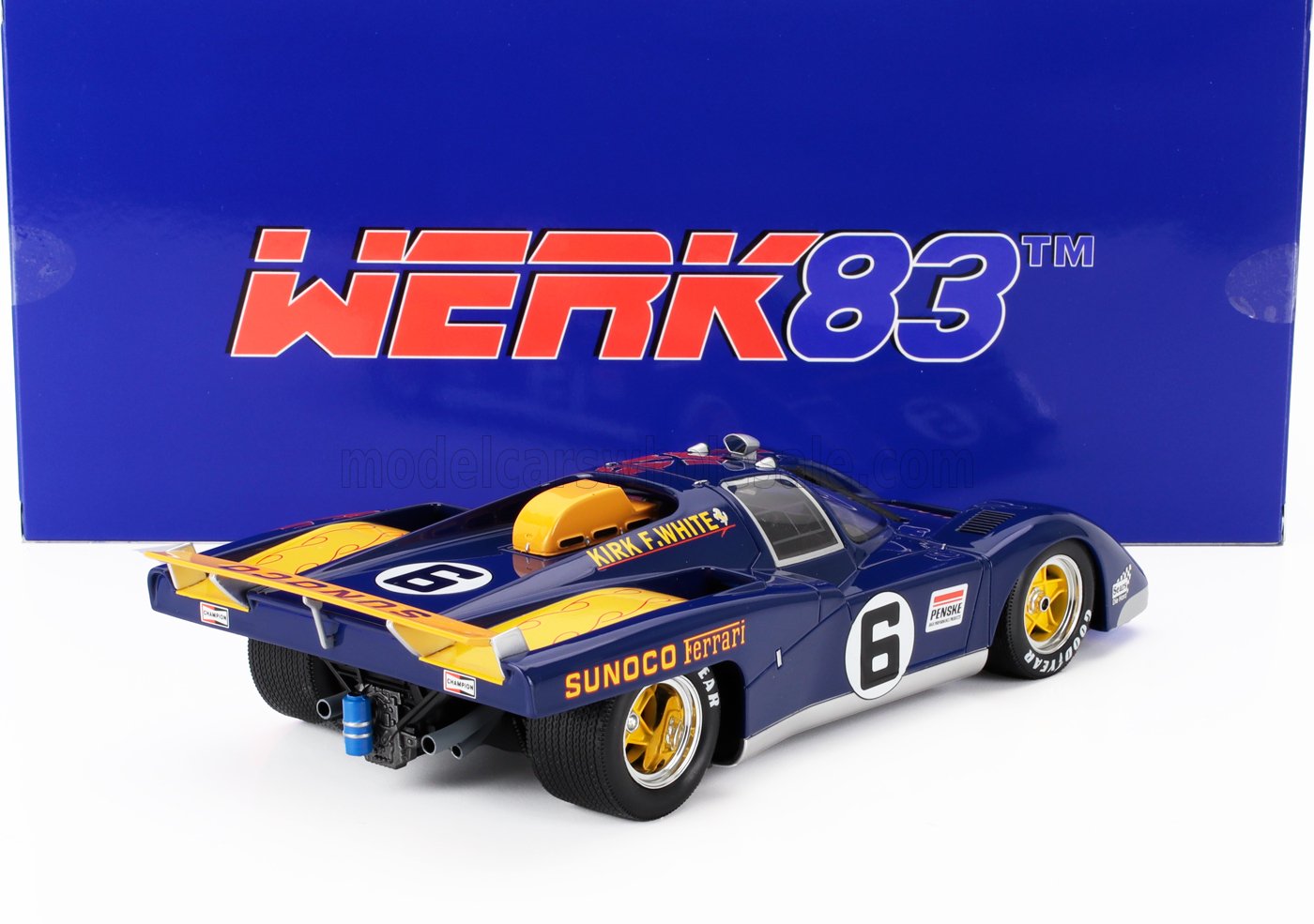 Coche de carreras a escala Blue Sunoco Ferrari n.º 6 con ruedas doradas, actualmente disponible en línea.