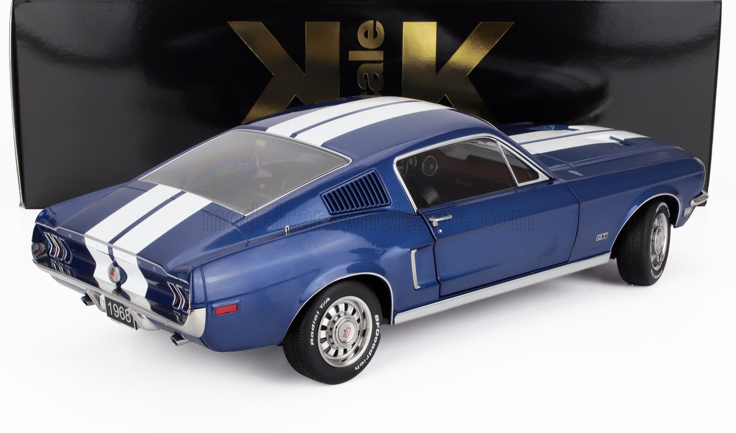 Coche modelo Mustang GT azul de 1968 con rayas blancas de carreras, diseño clásico, disponible en Vroomi.