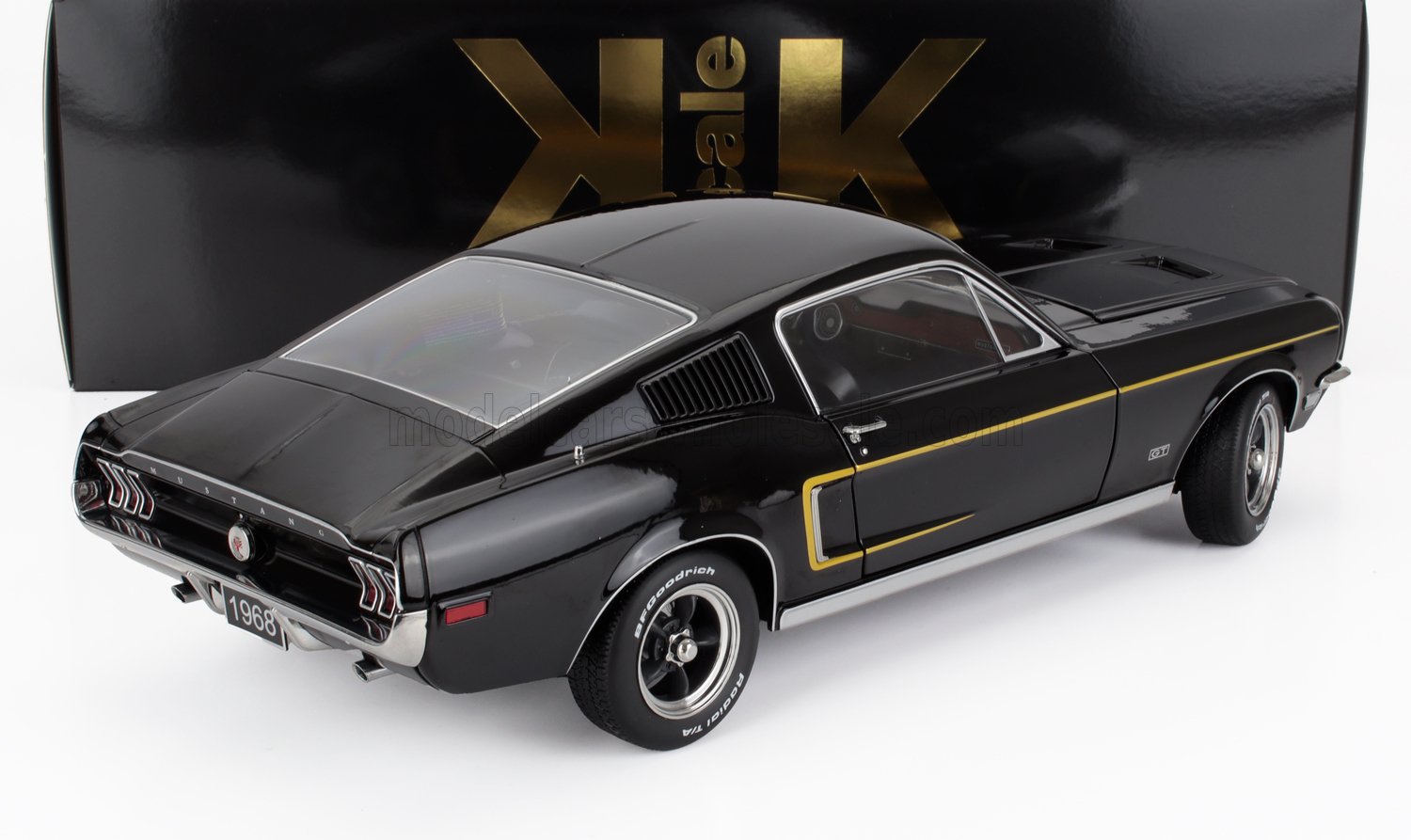 Modelo de coche Mustang GT negro de 1968 con ribetes dorados sobre fondo blanco, presentado en Vroomi.