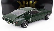Modelo de coche Ford Mustang de los años 60, color verde oscuro, parte trasera con embalaje negro y dorado, disponible en Vroomi.