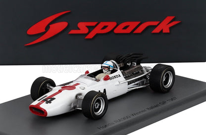 Maqueta a escala 1/43 del Honda RA300, coche ganador del Gran Premio de Italia de 1967, fabricada por Spark y disponible en Vroomi.