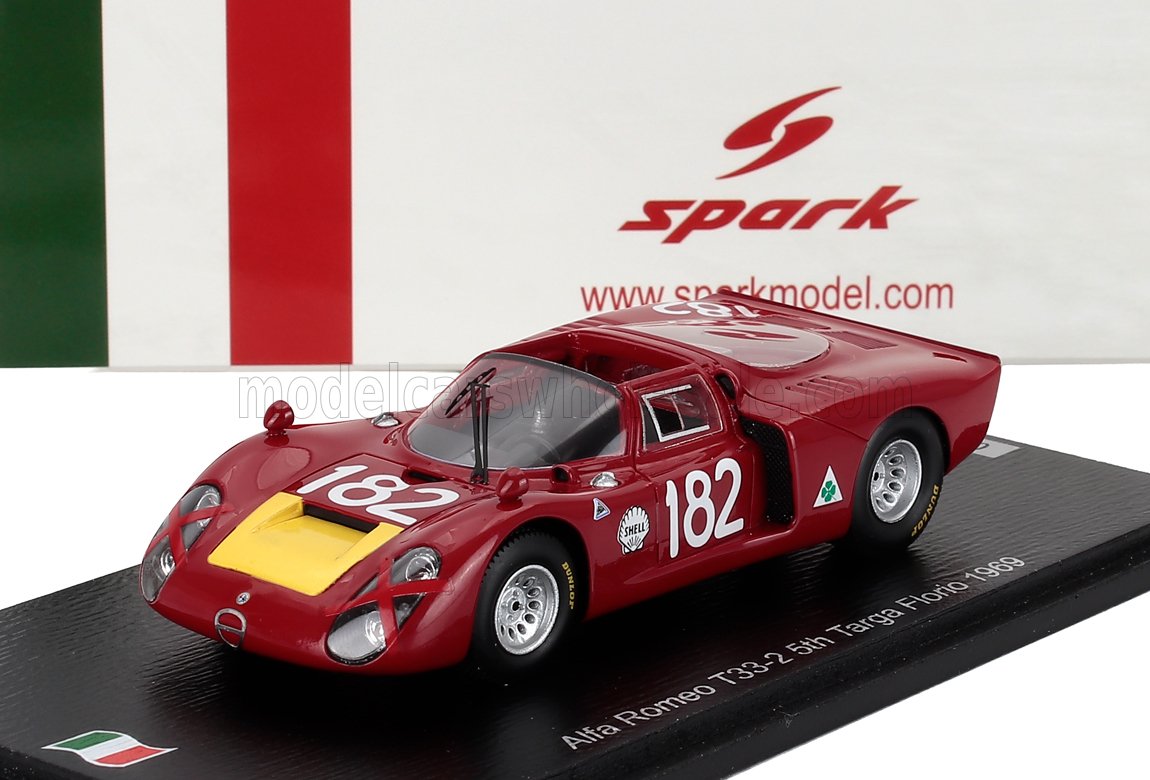 Modelo de coche de carreras Alfa Romeo T33-2 rojo a escala 1/43 de 1969 con soporte de exposición, disponible en Vroomi.