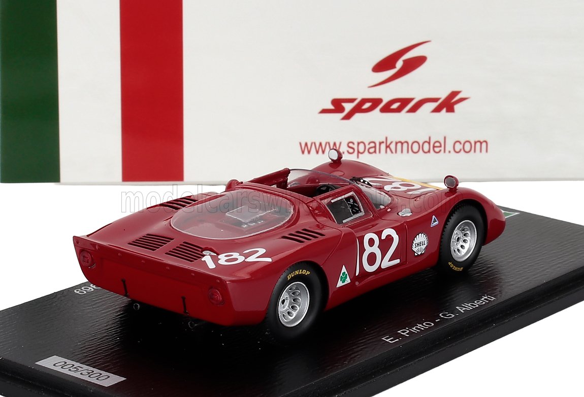 Modelo de coche de carreras vintage a escala 1/43 en color rojo con el número 82, expuesto sobre una base negra, disponible en Vroomi.