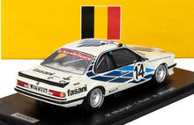 Modelo de coche de carreras BMW blanco 14 con gráficos azules y pegatinas de patrocinadores sobre base negra, fondo con bandera de Bélgica, disponible en Vroomi.