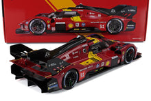Coche de carreras Ferrari rojo a escala 1/18 con logotipos de patrocinadores, pieza de colección ahora disponible en línea.