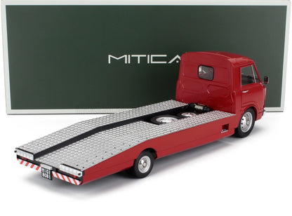 Modelo a escala de camión transportador rojo fundido a presión con plataforma plateada, actualmente disponible en línea.