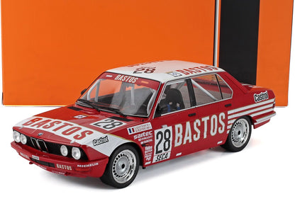 Coche de carreras BMW rojo y blanco con la marca Bastos y el número 28, disponible a través de Vroomi.