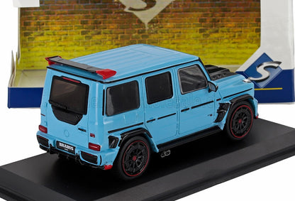 Modelo de coche Brabus G-Class azul con detalles en negro y rojo sobre una base de exposición, disponible en Vroomi.