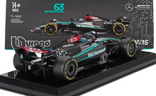 Maqueta a escala 1:24 del coche de Fórmula 1 Mercedes AMG Petronas de George Russell, disponible en Vroomi.