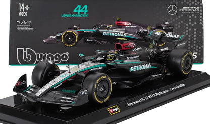 Maqueta a escala 1:24 del Mercedes-AMG F1 W15 E Performance de Lewis Hamilton con los colores de Petronas, disponible en Vroomi.