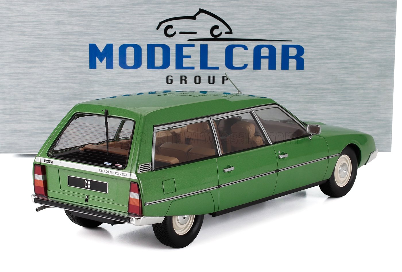 Maqueta de coche Citroën CX 2200 verde con interior marrón claro, expuesta por Model Car Group, disponible en Vroomi.