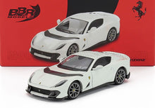 Maqueta de coche Ferrari blanco con detalles en negro, disponible para coleccionistas en Vroomi.