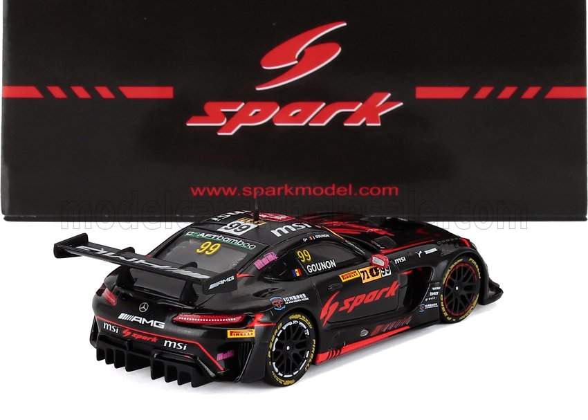 Modelo de coche de carreras Mercedes AMG GT3 a escala 1/18 en color negro con la marca Spark y detalladas calcomanías de patrocinadores, disponible en Vroomi.