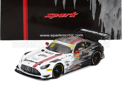Maqueta de coche de carreras Mercedes AMG GT3 en blanco y negro a escala 1/18 con adhesivos de patrocinadores, disponible en Vroomi.