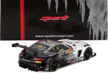 Maqueta a escala del Mercedes AMG GT3 con adhesivos de carreras y alerón trasero, disponible en la tienda para coleccionistas Vroomi.