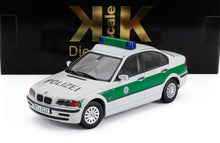 Maqueta de coche BMW de la policía alemana a escala 1:18 con franja verde y sirena, disponible en la plataforma Vroomi.
