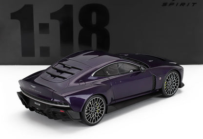 Maqueta de coche Aston Martin Valour a escala 1:18 fabricada en metal fundido a presión, en color morado metalizado con llantas detalladas, vista desde la parte trasera, disponible en Vroomi.