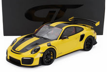 Coche de colección Porsche GT2 RS amarillo a escala 1/18 con detalles en negro, disponible en Vroomi.
