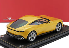 Coupé Ferrari amarillo, modelo a escala 1/18 fabricado en metal fundido a presión con base de exposición, disponible para su compra online.