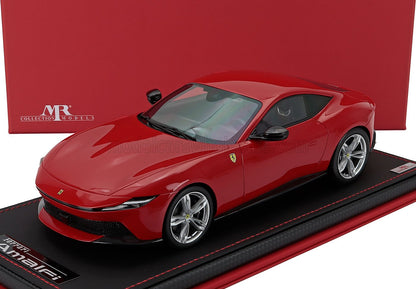 Modelo de coche deportivo rojo a escala 1/18 en expositor, ya disponible para coleccionistas en Vroomi.