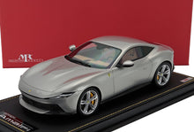 Maqueta de coche Ferrari Roma plateada, réplica a escala 1/18 fabricada en metal fundido, ya disponible para coleccionistas en línea.