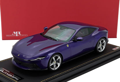 Coche a escala 1:18 Ferrari Amalfi morado con ruedas plateadas, pieza de colección ya disponible.
