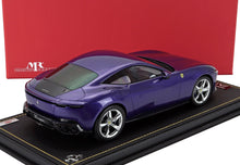 Maqueta de coche Ferrari Roma morado en vitrina, objeto de colección disponible para su compra online.