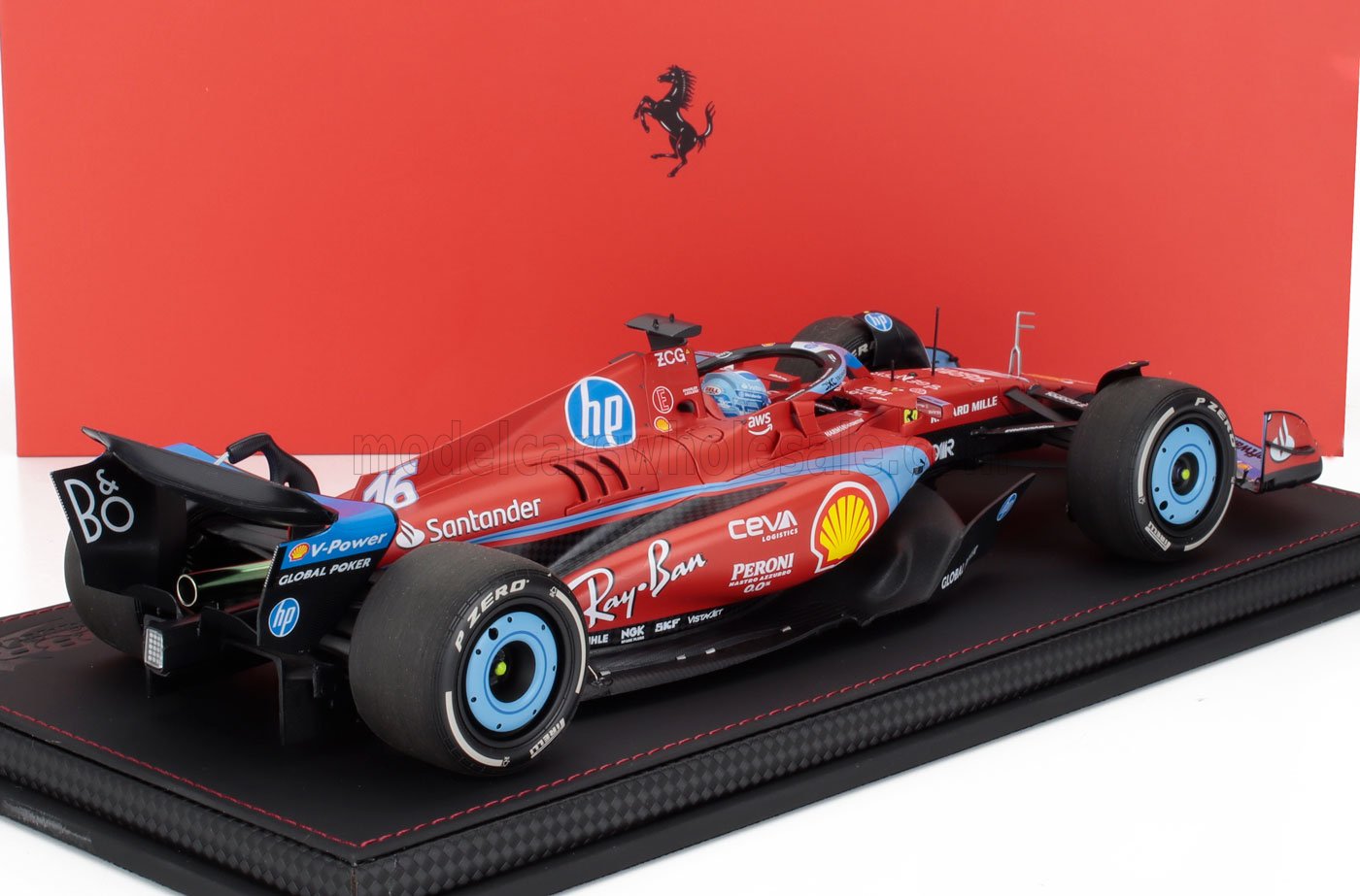 Maqueta de coche Ferrari F1 rojo con adhesivos de patrocinadores en exposición, disponible para coleccionistas en Vroomi.