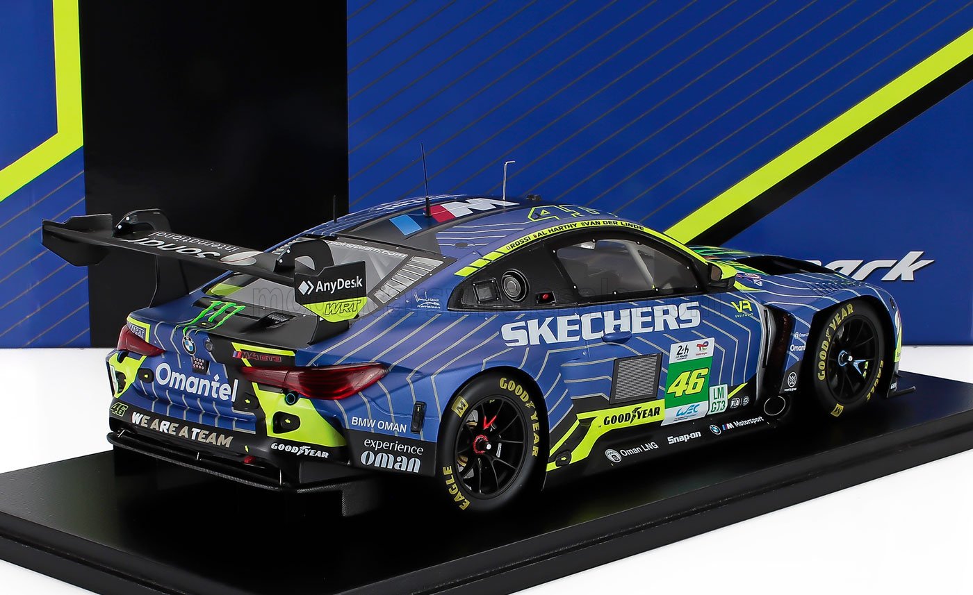 Modelo de coche de carreras BMW azul y amarillo neón con los logotipos de Skechers y Goodyear, presentado en Vroomi.