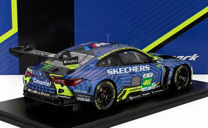 Modelo de coche de carreras BMW azul y amarillo neón con los logotipos de Skechers y Goodyear, presentado en Vroomi.