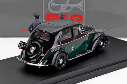 Modelo en miniatura de coche de policía vintage en negro y verde con figura de agente uniformado, presentado en Vroomi.