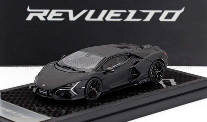 Maqueta del Lamborghini Revuelto negro sobre base de fibra de carbono, ahora disponible en Vroomi.