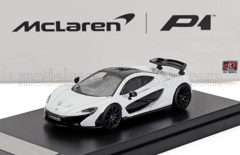Maqueta del McLaren P1 en blanco y negro en un expositor, disponible para su compra en Vroomi.