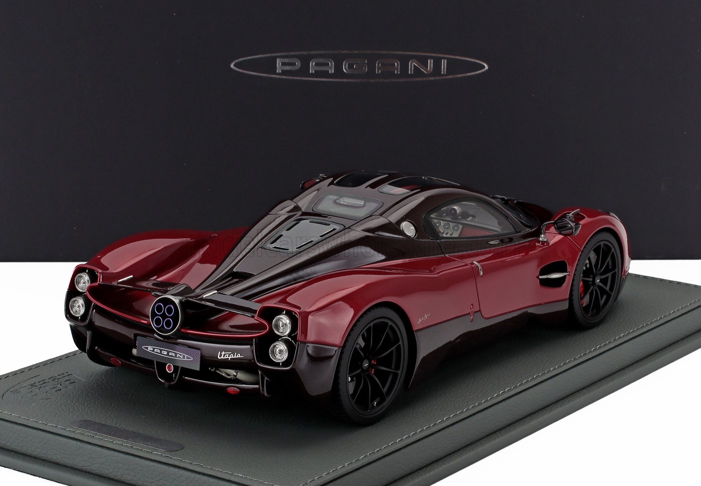 Modelo a escala 1/18 del hiperdeportivo Pagani en rojo y negro, réplica coleccionable disponible en línea.
