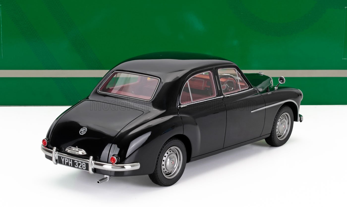Coche de juguete vintage MG negro fabricado en metal fundido con detalles cromados, actualmente disponible en línea.