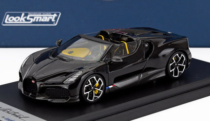 Maqueta a escala de un Bugatti Mistral negro con interior amarillo en plataforma de exposición, disponible a través de Vroomi.
