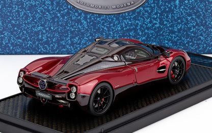 Maqueta a escala del Pagani Huayra en rojo y negro en exposición, artículo coleccionable disponible para su pedido ahora.