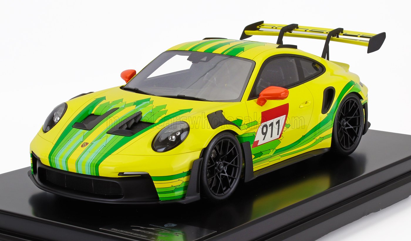Modelo de coche de carreras Porsche 911 amarillo y verde con el número 911 y alerón negro, disponible en Vroomi.