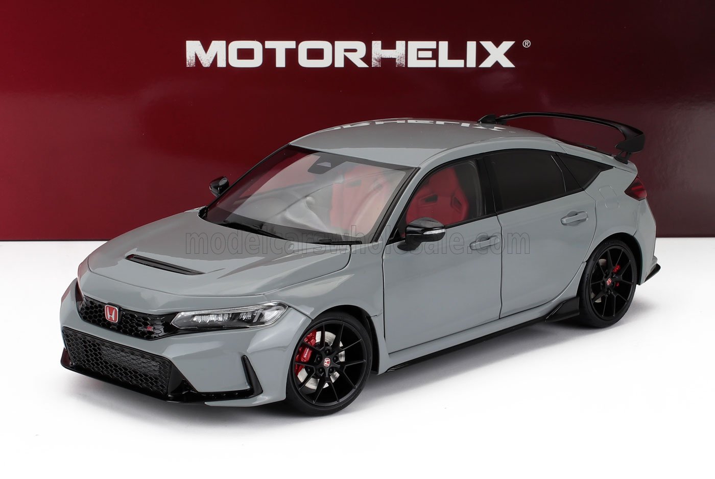 Coche modelo Honda Civic Type R gris Motorhelix con ruedas negras e interior rojo, disponible en Vroomi.